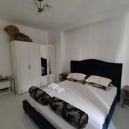 Kriss Mihaileanu Apartamento *